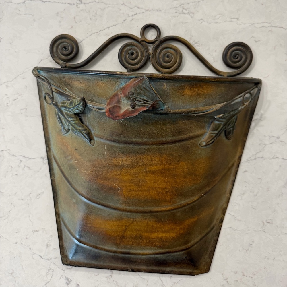 Decorative Wall Planter with Leaf Design